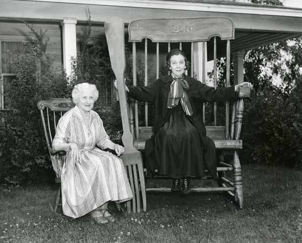 Zasu Pitts and Electra Havemeyer Webb outside Stagecoach Inn
