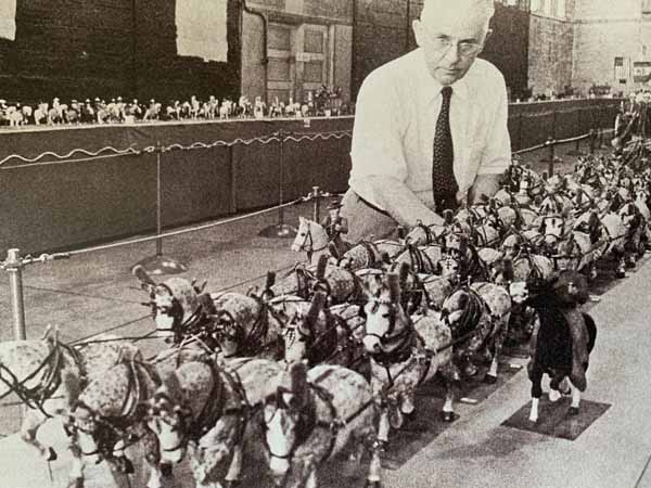 Roy Arnold with Arnold Circus Parade